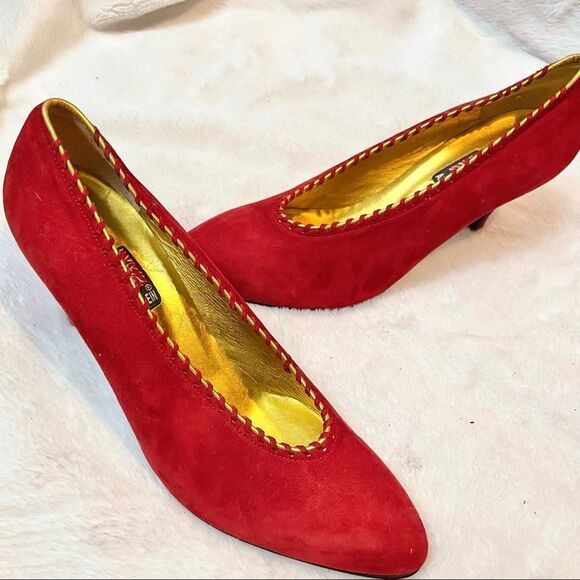 💥Host Pick!💥 Vintage NWOT 1980s Anne Klein Red Suede Pumps Gold Braid Accent - Picture 2 of 13